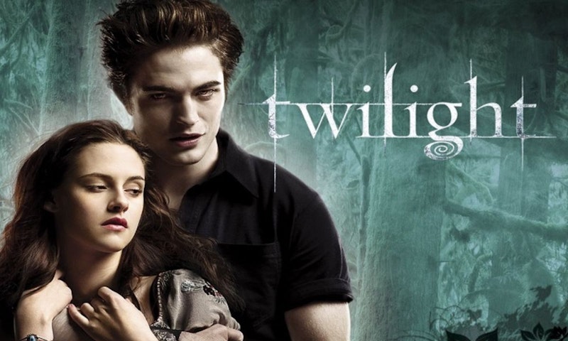 Resimde bir erkek ve bir kadın kameraya poz verirken görülüyor, erkek kadının arkasında duruyor. Kadın ellerini göğsünün önünde kavuşturmuş ve kameraya gülümserken, erkek ellerini iki yana açmış ve hoş bir ifadeyle kadına bakıyor. Her ikisi de gündelik kıyafetler giymektedir; kadının üzerinde beyaz bir tişört ve mavi bir kot pantolon, erkeğin üzerinde ise siyah bir gömlek ve lacivert bir kot pantolon vardır. Arkalarında renkli bir arka plana ve geometrik bir desene sahip bir poster var. Ortam iyi aydınlatılmış, yandan bir miktar güneş ışığı geliyor. Genel olarak, resim iki kişi arasındaki samimi ve sevgi dolu bir anı tasvir ediyor.