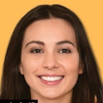 Genç bir kadın yakın plan bir portrede görülüyor. Açık tenli, yüksek elmacık kemikli ve belirgin bir çene hattına sahip. Gözleri parlak ve büyüleyici, uzun kirpikleri ve kapakların etrafındaki hafif gölgesi var. Dudakları dolgun ve açık pembe bir renge boyanmış. Saçları koyu kahverengi ve yüzünün etrafına yumuşak dalgalar halinde dökülüyor. Güzelliği yayan kendinden emin ama nazik bir ifadesi var.