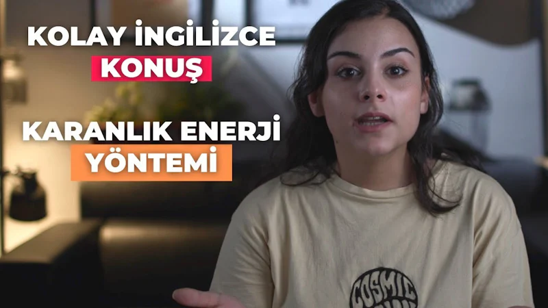 Bu resim şaşkın bir ifadeye sahip bir kadını tasvir etmektedir. Ağzı hafifçe açık ve gözleri şok ya da şaşkınlık ifadesiyle açılmış. Kollarını vücuduna yaslamış ve başını hafifçe yana eğmiş. Saçları kısa ve teni sıcak bir tona sahip gibi görünüyor. Açık mavi bir gömlek ve koyu mavi bir kot pantolon giyiyor. Arka plan bulanıklaştırılmış, bu da görüntünün gizemli ve meraklı doğasına katkıda bulunuyor. Kadın beyaz duvarlı bir odada duruyor gibi görünüyor ve onu aydınlatan ışık sağ taraftan geliyor. Fotoğrafın kompozisyonu iyi dengelenmiş ve renkler uyumlu. Görüntü güçlü bir şaşkınlık hissi uyandırıyor ve bir entrika havası yaratıyor.