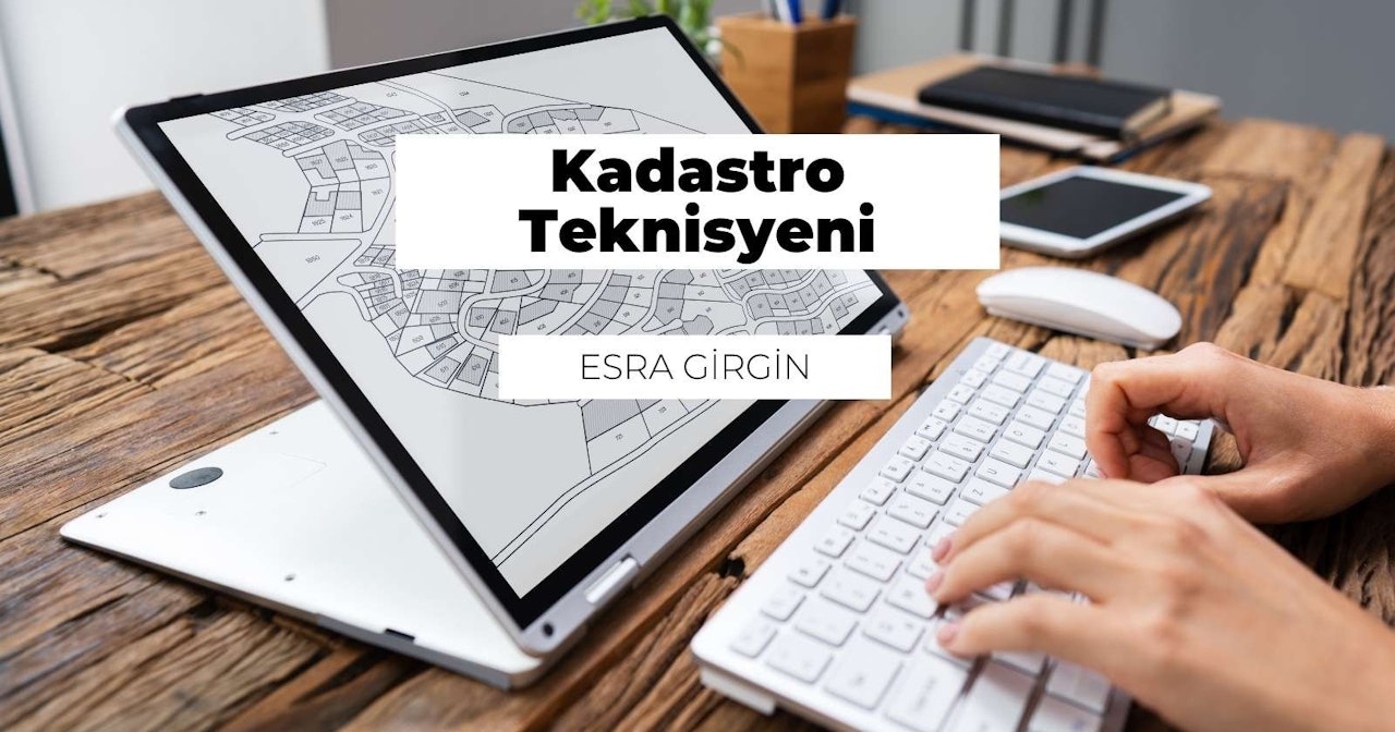 Bir kişi dizüstü bilgisayar, klavye ve fare ile masada oturuyor. Klavye önlerindedir ve elleri tuşların üzerindedir. Dikkatle bir şeyler yazıyor gibi görünüyorlar. Dizüstü bilgisayar beyaz renktedir ve ekranı kişiye bakacak şekilde açıktır. Dizüstü bilgisayarın sağ tarafında siyah bir fare, sol tarafında ise beyaz bir tablet vardır. Klavyenin üzerinde siyah ve beyaz desenli bir logo ve solda birden fazla renkte bir kalemlik yer almaktadır. Resmin arka planı açık mavi renktedir.