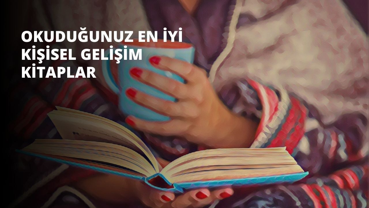 Görselde beyaz gömlekli, kot pantolonlu ve kahverengi ayakkabılı bir kişi sol elinde bir kitap ve sağ elinde mavi bir kupa tutmaktadır. Beyaz duvarları ve görüntünün sağ tarafında bir penceresi olan bir odada durmaktadırlar. Kişi sağ elindeki kupayı sıkıca kavrarken elindeki kitaba bakmaktadır. Kitap açık ve kişi derin bir konsantrasyon içinde görünüyor. Kupa açık mavi renkte ve beyaz saplı. Oda parlak bir şekilde aydınlatılmış ve aydınlatma kişiyi ve tuttuğu eşyaları aydınlatıyor.