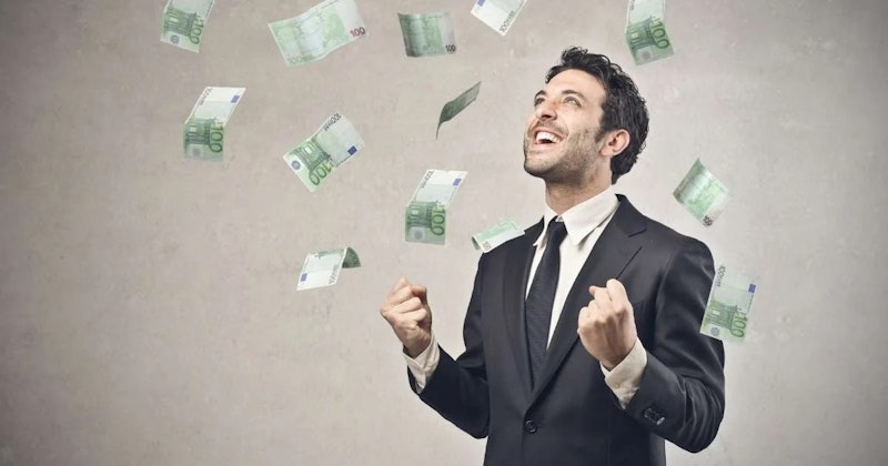 Takım elbiseli ve kravatlı bir adam, bir tomar parayı havaya atarken yakın plandan çekilmiştir. Para açılmış ve kağıt beyazdır. Şık bir takım elbise giymiş ve kravat takmış olan adam otuzlu yaşlarının ortalarında görünüyor. Yüz ifadesi odaklanmış ve konsantredir ve parayı fırlatırken gözleri kapalıdır. Kolunu uzatmış ve eli açık, sanki parayı tuttuğu yerden bırakıyormuş gibi. Görüntünün arka planı bulanık, ancak arka planda halılı bir odaya dair bir ipucu var. Görüntü canlı ve dinamiktir ve bir enerji ve heyecan hissi uyandırmaktadır.