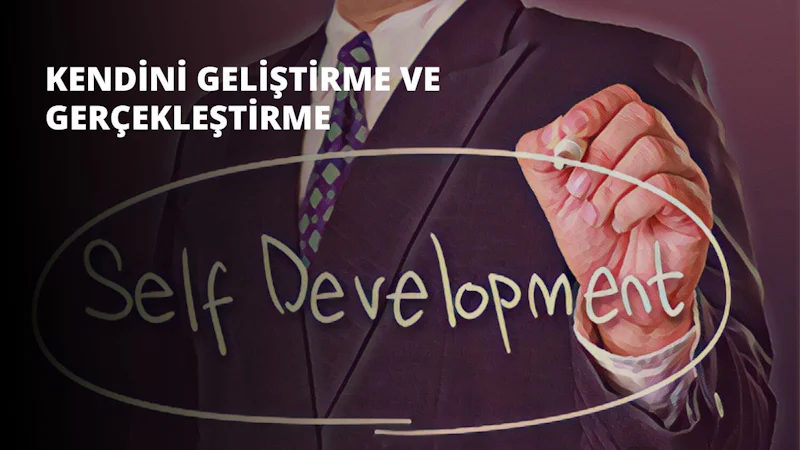 Bir adam cam bir tahtanın önünde durmuş, üzerine siyah bir kalemle yazı yazmaktadır. Beyaz bir gömlek giymiş ve koyu renk bir kravat takmıştır. Kamera kravata yakınlaştırılmış, doku ve desenin karmaşık ayrıntıları gösteriliyor. Adam dikkatle yazmaya odaklanmıştır ve cam tahta odanın ışığını yansıtarak parlak bir parlaklık verir. Kalemi sağ elinde tutuyor ve sol eli de tahtanın üzerinde duruyor. Odanın arka planı hafifçe odak dışında kalarak hoş bir alan derinliği yaratıyor.