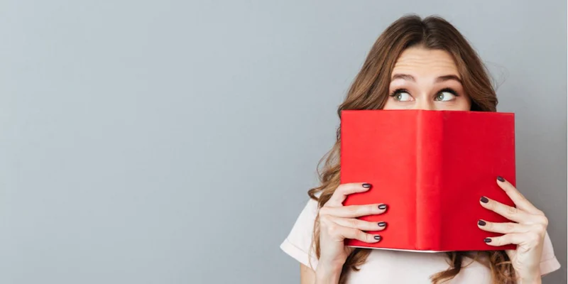 Bir kadın yüzüne doğru bir kitap tutmakta ve bu sırada başını örtmektedir. Kırmızı bir gömlek giymiş ve kitaba bakıyor gibi görünüyor. Kitabın kendisi kırmızı, sırtı beyaz ve kapağı desenli. Elleri kitabı sıkıca kavramış, sanki yerine sabitlemek ister gibi. Uzun siyah saçları arkasından omuzlarına dökülüyor. Yüzünde ciddi bir ifade var, belki de okuduğu şeye konsantre olmuş. Arka plan bulanık, odaklanma ve konsantrasyon atmosferi yaratıyor.