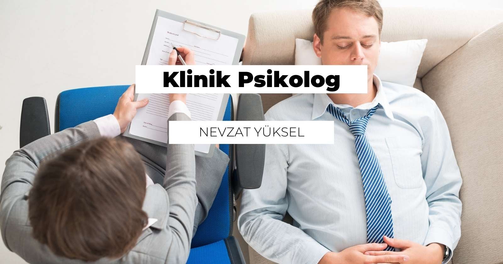 Bir adam mavi beyaz çizgili bir kravat takmış, gözleri kapalı bir şekilde kanepede uzanmaktadır. Sağında, elinde bir pano ve kalem tutan bir kişi oturmaktadır. Panoya bir şeyler yazmaktadır. Panoda beyaz zemin üzerine siyah harflerle yazılmış bir tıbbi kart vardır. Kişi karta odaklanmıştır ve diğer eliyle kalemi yazmaya hazır bir pozisyonda tutmaktadır.