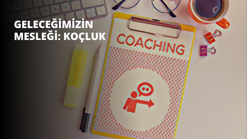 Bir elinde kalem, diğer elinde sopa ile bir pano tutan bir kişinin görüntüsü. Kişi beyaz bir gömlek ve siyah bir pantolon giymektedir ve yüzünde nötr bir ifade vardır. Pano üzerinde bir kişinin resmi bulunmaktadır. Sağ alt köşede sarı ve beyaz tuşları olan beyaz bir klavye vardır. Görüntü, kişiye ve tuttuğu nesnelere odaklanan yakın bir açıdan çekilmiştir. Görüntünün arka planı odak dışında ve görünmüyor. Resim parlak ve nettir, bozulma veya bulanıklık yoktur.