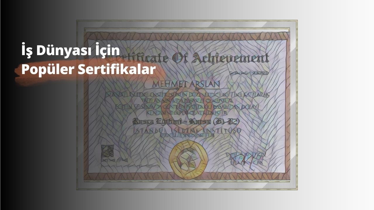 Bu, ortasında altın bir daire ve içine çizilmiş bir yıldız bulunan bir sertifikanın yakın çekim görüntüsüdür. Sertifika dikdörtgen şeklindedir, beyaz bir arka planı ve üzerine basılmış siyah bir metni vardır. Sol üst köşede siyah ve grinin birleşiminden oluşan bir logo bulunmaktadır. Sağ alt köşede, dikdörtgen bir nesnenin başka bir çizimi vardır. Altın daire sertifikanın merkezinde yer almakta ve ince siyah bir çizgi ile çevrelenmektedir. Yıldız, ince bir altın çizgi kullanılarak dairenin içine çizilmiştir.