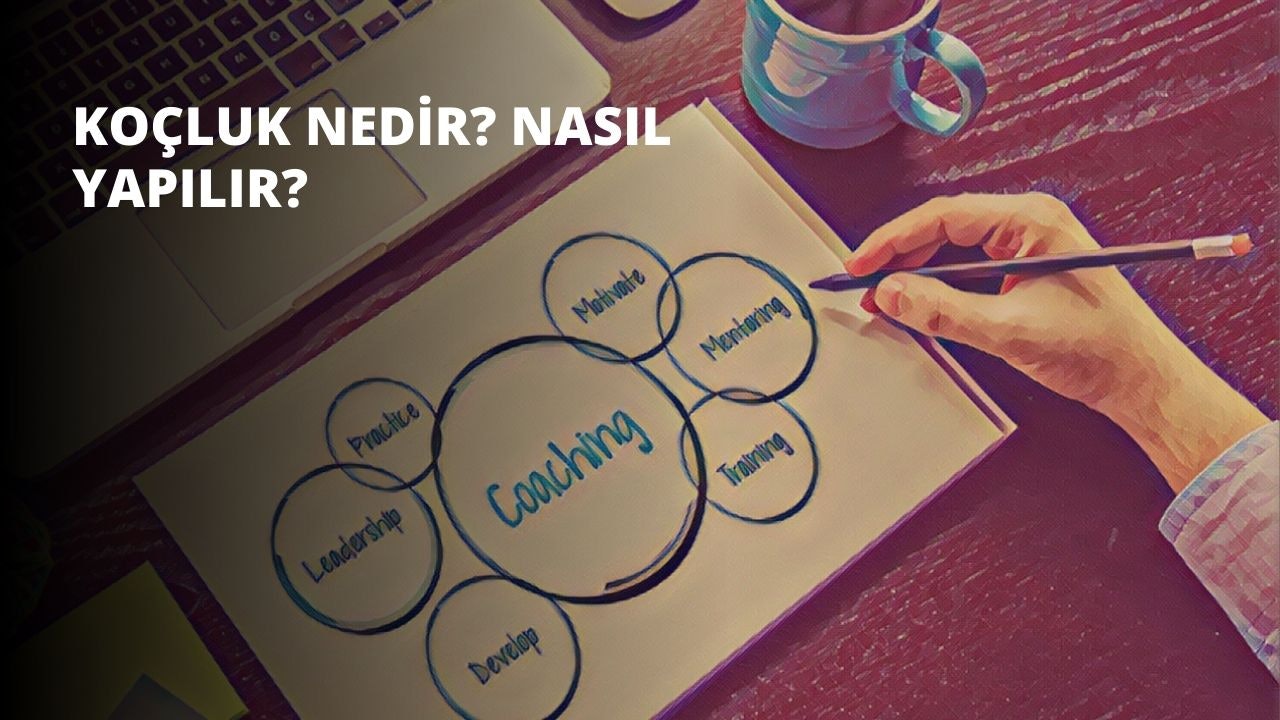 Bir kişi önünde bir kağıt parçası ile masada oturuyor. Sağ elini kullanarak farklı boyut ve şekillerde bir dizi daire çiziyor. Daireler hassasiyetle ve odaklanarak çiziliyor ve kağıt üzerinde karmaşık bir desen oluşturuyor. Kişinin eli bulanıktır ve çizimin gerçek zamanlı olarak gerçekleştiğini gösterir. Arka plan odak dışı bırakılarak odağın kişi ve çizimi üzerinde kalması sağlanmış. Aydınlatma sıcak ve davetkâr, rahat bir atmosfer sağlıyor. Genel olarak, görüntü bir sanatçının yaratıcı sürecini eylem halinde yakalıyor.