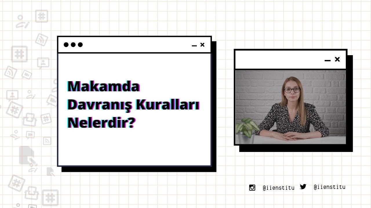 Koyu renk saçlı ve gözlüklü bir kadın ahşap bir masada ellerini masaya dayamış oturuyor. Açık mavi çiçekli bir gömlek giymiş ve siyah gözlük takmış. Önünde bir dizüstü bilgisayar, bir akıllı telefon ve küçük bir saksı bitkisi var. Dizüstü bilgisayarın ekranında bir cep telefonunun ekran görüntüsü görülüyor. Kadın dizüstü bilgisayara doğru bakıyor, ifadesi odaklanmış. Sahne, yan taraftaki bir pencereden gelen doğal ışıkla aydınlanıyor.