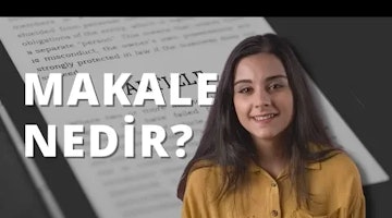 Kameraya gülümseyen bir kadının yüzünün yakın çekimi. Koyu renk gözleri ve hafif dalgalı, omuz hizasında saçları var. Yanakları hafif pembe ve dudakları hafif bir gülümsemeyle kıvrılmış. Gözleri parlak ve ifadesi neşeli. Üzerinde gri desenli harf ve sembollerden oluşan beyaz bir tişört vardır. Tişörtün yakası açık ve kumaşı hafifçe kırışmış. Kadın düz beyaz bir arka plana sahip aydınlık bir ortamda durmaktadır.