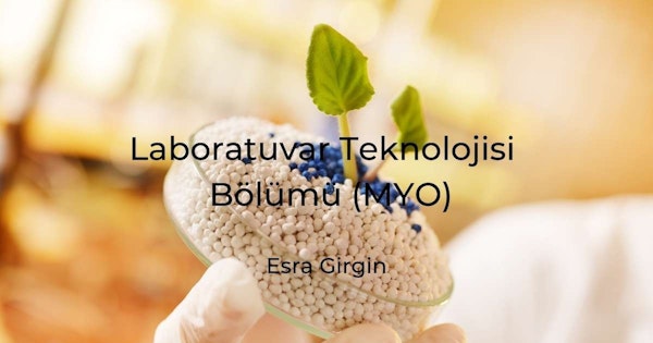 Bir kişi, içinde bitki yetişen bir petri kabı tutuyor. Kişi mavi bir gömlek giymekte ve beyaz bir arka planın önünde durmaktadır. Petri kabının içinden küçük, yeşil bir bitki filizleniyor. Bitkinin birkaç yaprağı ve küçük sapları vardır. Petri kabı parlak bir ışık kaynağıyla aydınlatılıyor ve bitki beyaz fonda göze çarpıyor. Kişinin elindeki kaşık beyaz ve mavi toplarla dolu. Beyaz nesneye yakından bakıldığında, birkaç çıkıntıya sahip pürüzsüz, yuvarlak bir yüzey görülür. Aynı ışık kaynağı tarafından aydınlatılıyor ve beyaz arka plana karşı parlak bir kontrast oluşturuyor.