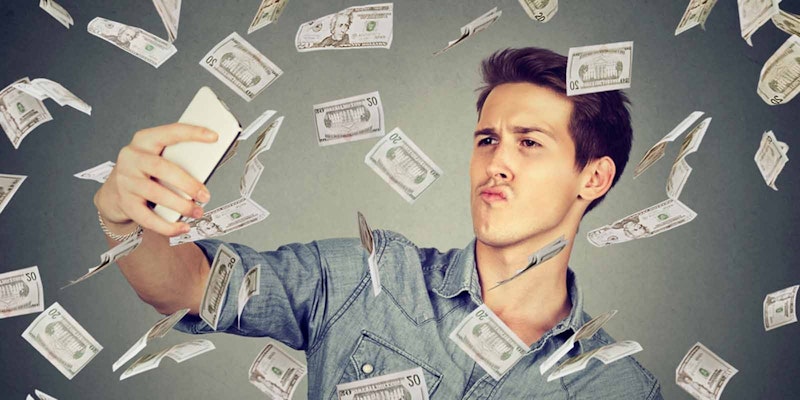 Genç bir adam bir elinde telefonla selfie çekiyor, cihazdan büyük bir para yığını düşüyor. Başında bir banknot ve yüzünde kocaman bir gülümseme var. Saçları geriye doğru taranmış ve üzerinde beyaz bir gömlek var. Para havada etrafında uçuşuyor, bazıları çeşitli kâğıt banknotlarla yakın çekim. Arka plan net değil, ancak uzakta birkaç para parçası daha görülebiliyor. Görüntünün renkleri canlı ve parlak, mavi-yeşil bir tona sahip. Telefon siyah, para ise yeşil, mavi ve sarının çeşitli tonlarında.