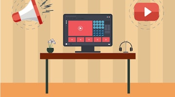 Bu görüntüde bilgisayar, kulaklık ve hoparlör bulunan bir masa görülmektedir. Monitörün sol tarafında beyaz oklu kırmızı bir oynat düğmesi, sağ tarafında ise kırmızı ve beyaz bir megafon bulunmaktadır. Ortada beyaz oklu kırmızı bir kare var. Bilgisayar ekranı masanın üzerindedir ve altında saksı içinde bir çiçek vardır. Yeşil saplı siyah bir saksı da görülebilir. Ayrıca, sağ üst köşede siyah bir çizgi ile siyah bir kulaklık bulunmaktadır. Resim bir video oynatıcının ekran görüntüsüdür ve oynat düğmesi olan canlı kırmızı bir ekran sergilemektedir. Resimdeki tüm unsurlar masanın düzenli ve tertipli görünmesini sağlayacak şekilde düzenlenmiştir.
