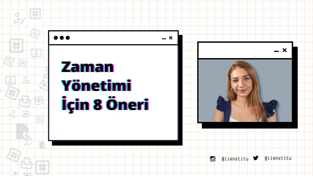 Resimde bir kadının yüzünün yakın çekimi görülüyor, başı hafifçe yana eğik. Yüzünde davetkâr bir gülümseme var ve beyaz bir gömlek giyiyor. Görüntünün sol tarafında, üzerinde siyah ve mor yazılar bulunan bir bilgisayar ekranı yer alıyor. Görüntünün sağ tarafında, telefon ekranının ekran görüntüsü ile bir telefon görülüyor. Arka planda beyaz zemin üzerinde bir kare gölgesi görülüyor. Kadın bir resim için poz veriyor gibi görünüyor, gözleri doğrudan kameraya bakıyor, gülümsemesi sıcak ve davetkar. Görüntünün renkleri nötr, beyaz gömlekten gelen bir miktar sıcaklık var.