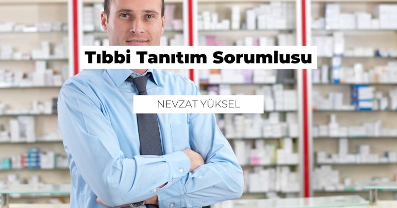 Mavi gömlekli ve kravatlı bir adam beyaz bir arka plan üzerinde durmaktadır. Gömleğinin üzerinde siyah bir harf ve boynunda yakın çekim bir kravat var. Siyah beyaz bir kravat takmaktadır ve harf kravatın ortasındadır. Yüzünde ciddi bir ifade var ve gözleri dümdüz ileriye bakıyor. Düzgünce taranmış koyu kahverengi saçları var. Gömleğini içine sokmuş ve kravatını düzgünce bağlamış. Arka plan sade ve görüntü keskin bir netlikte. Adam kendinden emin ve iddialı bir pozda duruyor.