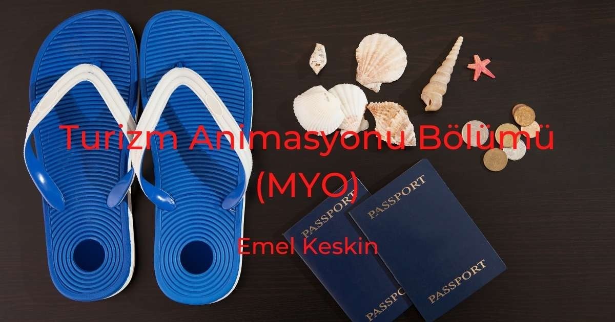 Ayak parmağının yanında beyaz bir kayışı olan mavi ve beyaz bir parmak arası terliğin yakın çekimi bir çift beyaz deniz kabuğunun yanına yerleştirilmiştir. Çerçevenin sağ tarafında mavi kapaklı bir pasaport var. Parmak arası terliğin solunda, yüzeyi boyunca çıkıntılar bulunan tek bir beyaz deniz kabuğunun yakın çekimi yer alıyor. Daha solda, beş noktası görünen beyaz bir denizyıldızı ve bir yığın halinde dizilmiş bir grup beyaz deniz kabuğu var. Arka plan odak dışıdır ve küçük kayalar ve mercan parçaları içeren bej renkli kumsaldan oluşmaktadır.