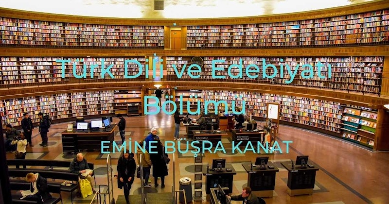 Bu görüntü, kitap dolu raflarla dolu bir kütüphaneyi ve birkaç insanı gösteriyor. Siyah takım elbiseli bir adam kütüphanenin girişine yakın bir yerde dururken, bir kadın ve bir erkek arka tarafta yan yana durmaktadır. Ön planda mavi yazılı bir kitaplık görülürken, arka planda bir masanın üzerinde siyah bir raf görülüyor. Masanın üzerinde bir bilgisayar, bir çöp kutusu ve sandalyede oturmuş kitap okuyan bir kişi de var. Duvarlar çeşitli kitaplarla dolu kitap raflarıyla kaplıdır ve odadaki aydınlatma loştur. Kütüphane bilgi, bilgelik ve huzur hissi veriyor. Kütüphanenin etrafına dağılmış, kendi düşünceleriyle baş başa ya da çiftler halinde kitaplar hakkında konuşan insanlar görülebilir. Kütüphanenin atmosferi sakin ve davetkârdır, bu da burayı keşfetmek ve çalışmak için harika bir yer haline getirir.