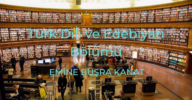 Bu görüntü, kitap dolu raflarla dolu bir kütüphaneyi ve birkaç insanı gösteriyor. Siyah takım elbiseli bir adam kütüphanenin girişine yakın bir yerde dururken, bir kadın ve bir erkek arka tarafta yan yana durmaktadır. Ön planda mavi yazılı bir kitaplık görülürken, arka planda bir masanın üzerinde siyah bir raf görülüyor. Masanın üzerinde bir bilgisayar, bir çöp kutusu ve sandalyede oturmuş kitap okuyan bir kişi de var. Duvarlar çeşitli kitaplarla dolu kitap raflarıyla kaplıdır ve odadaki aydınlatma loştur. Kütüphane bilgi, bilgelik ve huzur hissi veriyor. Kütüphanenin etrafına dağılmış, kendi düşünceleriyle baş başa ya da çiftler halinde kitaplar hakkında konuşan insanlar görülebilir. Kütüphanenin atmosferi sakin ve davetkârdır, bu da burayı keşfetmek ve çalışmak için harika bir yer haline getirir.