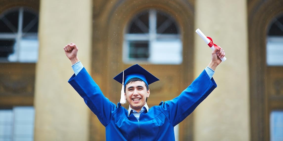 Bu resimde siyah mezuniyet cübbesi ve kepi giymiş, elinde bir diploma tutan genç bir adam görülmektedir. Düz, kirli beyaz bir duvarın önünde durmakta ve doğrudan ileriye bakmaktadır. Sol kolunu uzatmış ve sağ kolunu bükmüş, eliyle diplomayı tutmaktadır. Başarısına bakarken yüzünde ciddi bir ifade vardır. Kepi siyahtır, altın bir püskülle süslenmiştir ve cübbesinin düğmeleri boynuna kadar iliklenmiştir. Elindeki diploma kıvrılmış ve belgenin iç kısmı görülebiliyor.