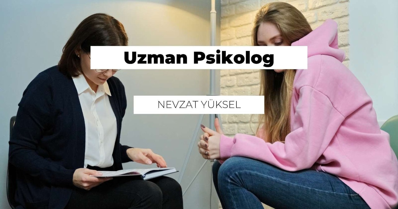 Kumral saçlı iki kadın açık mavi bir sandalyede karşılıklı oturuyor. Kadınlardan biri elinde kahverengi beyaz bir kitabı açık tutmakta ve dikkatle incelemektedir. Diğer kadın ise kollarını kavuşturmuş, yan tarafa bakıyor. Arkalarındaki duvarda siyah beyaz bir logo asılıdır ve sağ tarafta yerde yakın çekim bir bilgisayar faresi görülmektedir. Arka planda pembe harflerle yazılmış bir tabela ve duvarda ortasında beyaz bir daire olan siyah bir daire görülmektedir. Görüntünün sağ üst köşesinde bir kadının yüzünün yakın çekimi ve sol alt köşede pembe bir yastık görülüyor. Her iki kadın da gözlük takıyor ve kitaba dalmış, içerdiği bilgileri alıyor gibi görünüyor.