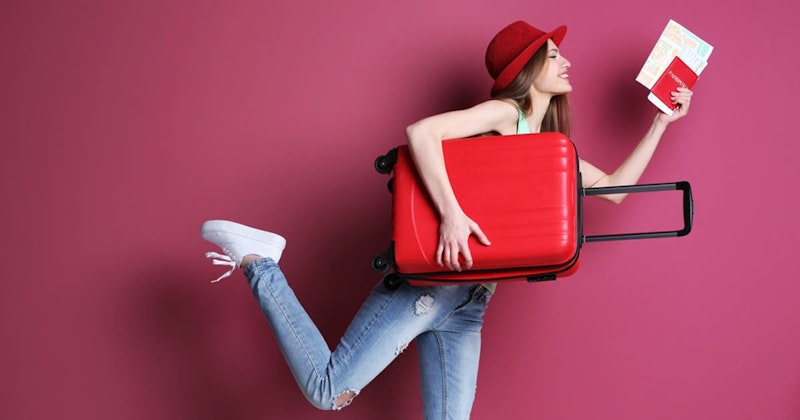 Geniş kenarlı şapka takan bir kadın kırmızı bir bavul taşıyor. Üzerinde açık mavi bir gömlek ve dizleri yırtık koyu mavi bir kot pantolon var. Beyaz ayakkabıları beyaz kemeriyle uyumludur ve kolunun altına bir kitap sıkıştırmıştır. Bavul parlak kiraz kırmızısı, iki kulplu ve birkaç askılı. Yüzü şapka tarafından kısmen gizlenmiş, ancak ifadesi gideceği yere odaklanmış gibi görünüyor. Geniş bir tarlanın ortasında, aydınlık ve güneşli bir yerde duruyor.