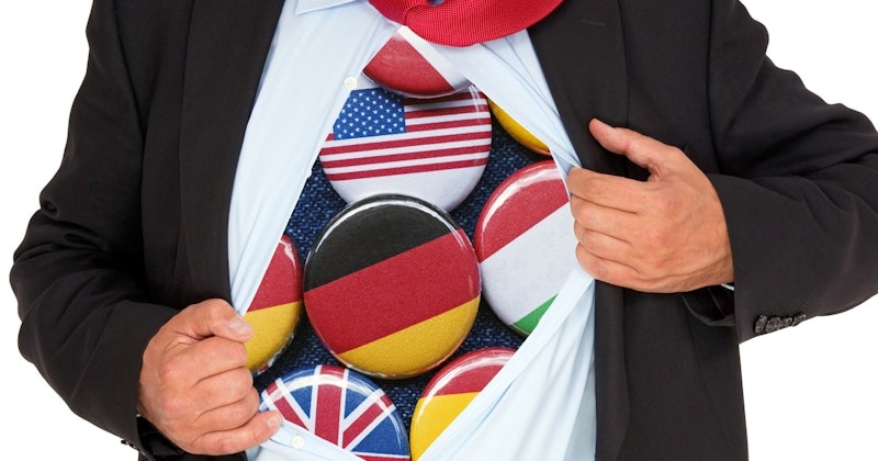 Bir adam yakın çekimde, üzerinde düğmeleri olan gömleğini açarken görülüyor. Boynuna kırmızı ve beyaz çizgili bir kravat takmıştır. Göğsü açıkta ve üzerinde farklı renklerde bayraklar olan çeşitli düğmeler var. Sağ alt köşede üzerinde bayrak olan tek bir düğme vardır. Sol üst köşede başka bir düğmenin yakın çekimi ve görüntünün ortasında bir yumruğun yakın çekimi görülebilir. Görüntüde yer alan bayrakların renkleri beyaz ve kırmızıdan mavi ve yeşile kadar değişmektedir. Görüntünün arka planı bulanık ve odak dışıdır.