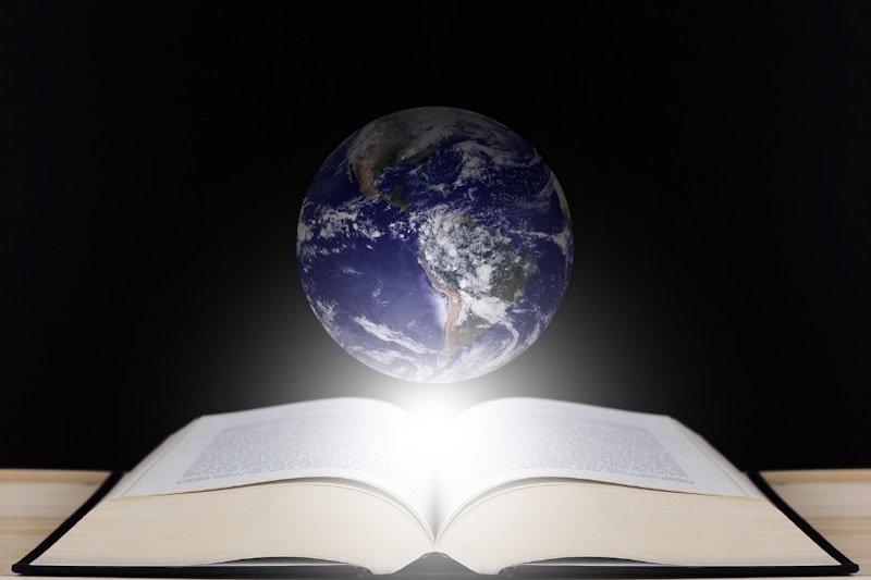 Bu görüntü, üzerinde bir küre bulunan bir kitabı göstermektedir. Küre, dünyanın uzaydan bir görüntüsüdür ve kara parçaları parlayan bir ışıkla aydınlatılmıştır. Kitap açık ve ışık sayfalardan yansıyor. Küre kitabın üzerinde ortalanmıştır ve kara parçası görüntünün üst kısmını kaplamaktadır. Dünya mavi ve beyazdır, bulutlar ve denizler görülebilmektedir. Görüntünün alt kısmını ise koyu kahverengi bir renge sahip olan açık kitap kaplıyor. Kitabın kapağındaki ayrıntıları ortaya çıkaran ve gerçekçi bir his veren gölgeler ve vurgular var. Kitap ve küre mükemmel bir denge içinde, görüntüde ilginç bir kontrast yaratıyor.