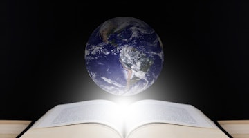 Bu görüntü, üzerinde bir küre bulunan bir kitabı göstermektedir. Küre, dünyanın uzaydan bir görüntüsüdür ve kara parçaları parlayan bir ışıkla aydınlatılmıştır. Kitap açık ve ışık sayfalardan yansıyor. Küre kitabın üzerinde ortalanmıştır ve kara parçası görüntünün üst kısmını kaplamaktadır. Dünya mavi ve beyazdır, bulutlar ve denizler görülebilmektedir. Görüntünün alt kısmını ise koyu kahverengi bir renge sahip olan açık kitap kaplıyor. Kitabın kapağındaki ayrıntıları ortaya çıkaran ve gerçekçi bir his veren gölgeler ve vurgular var. Kitap ve küre mükemmel bir denge içinde, görüntüde ilginç bir kontrast yaratıyor.