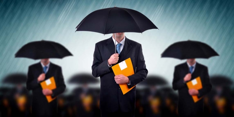 Bir adam mavi bir fonda ayakta dururken görülüyor, bir elinde açık siyah bir şemsiye, diğer elinde ise bir dosya tutuyor. Yüzünde kararlı bir ifadeyle dosdoğru ileriye bakıyor. Başı hafifçe bulanık, ancak kafatasının şekli ve gözlerinin rengi seçilebiliyor. Saçları koyu renk ve geriye taranmış. Beyaz yakalı bir gömlek ve koyu renkli bir pantolon giymiştir. Elindeki dosya hafifçe buruşmuş ve şemsiyenin sapı görünüyor.