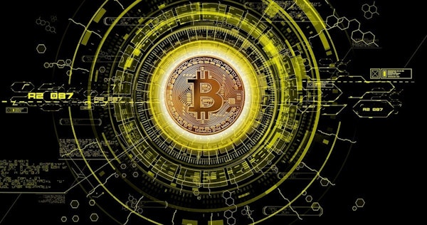 Ortasında Bitcoin sembolü bulunan altın bir madeni paranın yakın çekimi. Madeni paranın etrafında dairesel bir desen var, güneş ve ondan yayılan ışınların detayları var. Sikke beyaz bir arka plana karşı izole edilmiş ve hafifçe sağa doğru eğimli. Ortada yer alan Bitcoin sembolü, daire ve kare de dahil olmak üzere birçok çizgi ve şekilden oluşan inanılmaz derecede karmaşık bir tasarımdır. Madeni paranın altın rengi parlak bir şekilde parlayarak arka plandan sıyrılmasını sağlıyor.