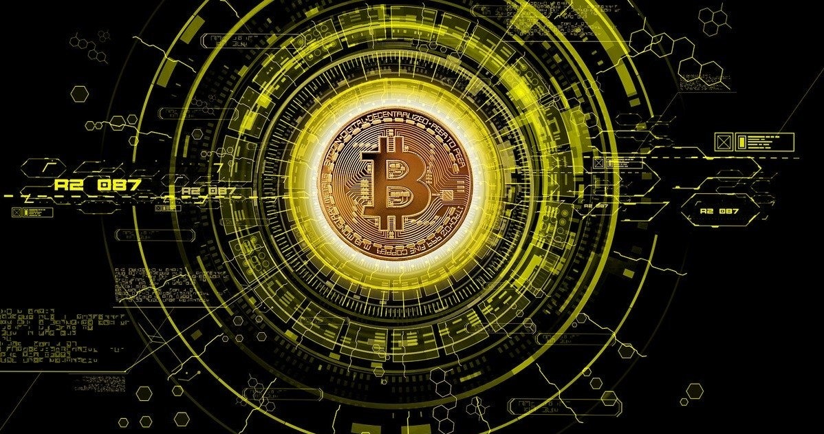 Ortasında Bitcoin sembolü bulunan altın bir madeni paranın yakın çekimi. Madeni paranın etrafında dairesel bir desen var, güneş ve ondan yayılan ışınların detayları var. Sikke beyaz bir arka plana karşı izole edilmiş ve hafifçe sağa doğru eğimli. Ortada yer alan Bitcoin sembolü, daire ve kare de dahil olmak üzere birçok çizgi ve şekilden oluşan inanılmaz derecede karmaşık bir tasarımdır. Madeni paranın altın rengi parlak bir şekilde parlayarak arka plandan sıyrılmasını sağlıyor.