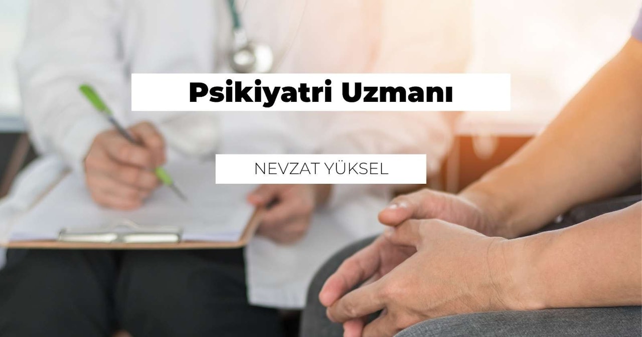 Ön planda yeşil bir sapı kavrayan iki elin yakın çekimi. Eller keskin odakta iken sap hafifçe bulanık. Arka planda, üzerinde beyaz kağıt ve bazı yazılar olan bir pano görülüyor. Yazı net değil ama arka planın rengi beyaz. Eller beyaz lateks eldiven giymiş ve tırnaklar kırmızıya boyanmış. Ellerin avuç içleri hafifçe görünmekte ve açık pembe bir renk ortaya çıkmaktadır. Ellerin bilekleri sapa bağlı ve parmaklar güvenli bir tutuşla sapın etrafında kıvrılmış.