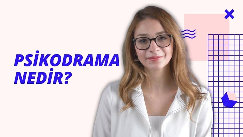 Bu görüntü gözlüklü ve beyaz ceketli bir kadını tasvir ediyor. Orta uzunlukta koyu renk saçları ve gözlüklerin arkasından açıkça görülebilen açık renkli gözleri vardır. Ceketinin ortası fermuarlı, uzun kollu ve yakası kabarık. Elleri ceplerinde ve hafifçe yana doğru bakıyor. Dudakları hafifçe ayrılmış ve beyaz dişleri ortaya çıkmış. Yüzünde kararlı bir ifade var, bu da karşılaştığı her şeyi üstlenmeye hazır olduğunu gösteriyor. Arka plan beyaz bir duvar gibi görünüyor ve ışık biraz loş. Genel olarak, bu resim rahat bir pozda kendinden emin bir şekilde duran bir kadını yakalıyor.