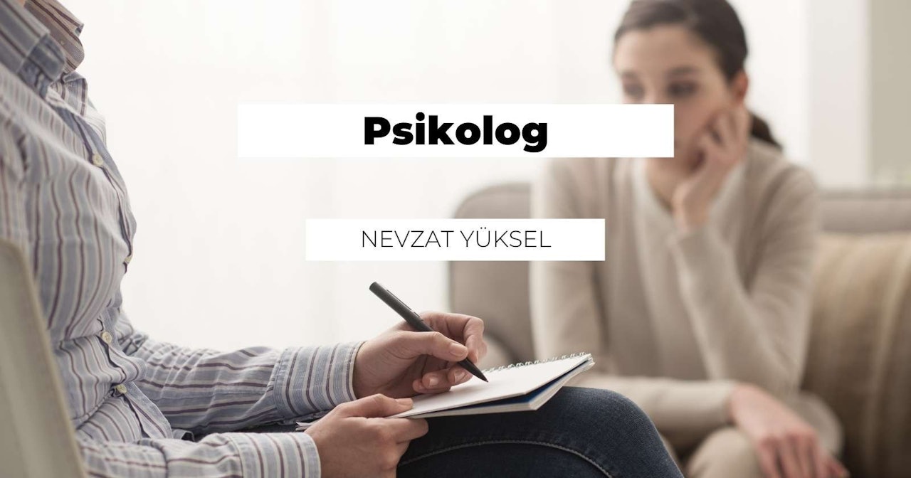 Genç bir kadın önünde bir defterle masada oturuyor. Sağ elinde bir kalem tutmakta ve deftere bir şeyler yazmaktadır. Defter spiral ciltlidir ve kadının yazdığı sayfanın üst kısmında siyah beyaz bir logo vardır. Logo siyah bir daire ile beyaz bir daire ve içinde beyaz bir 'O' harfinden oluşmaktadır. Sayfanın ilerisinde, üzerinde metin bulunan siyah beyaz bir tabelanın yakın çekimi yer alıyor. Kadın işine konsantre olmuştur ve kameranın farkında değildir.