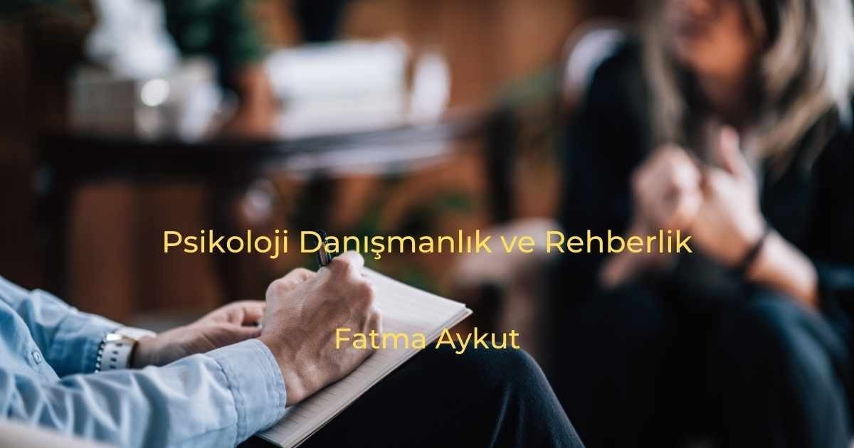 Bir deftere yazı yazarken kalem tutan bir kişinin ellerinin yakın çekimi. Kişi deftere odaklanmıştır ve deftere yazmak için kalemi kullanmaktadır. Defter, kişinin elleri görünecek şekilde bir yüzey üzerinde düz bir şekilde açıktır. Kalem sağ elde tutulurken diğer el defteri desteklemektedir. Kişi rahat bir pozisyondadır, dik oturmakta ve elindeki işe dikkatle konsantre olmaktadır. Sahne aydınlatılmıştır ve büyük miktarda ayrıntı ve netlik vardır.