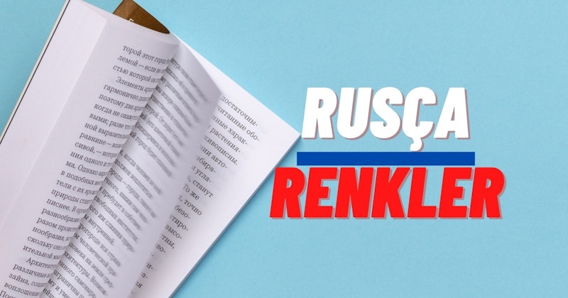 Görüntünün sol tarafında bir kitap görünen mavi bir arka planın yakın çekimi. Kitabın ön kapağında beyaz bir 'E' harfi ve arka kapağında kırmızı bir 'E' harfi var. Görüntünün sağ üst köşesinde kırmızı ve mavi bir işaret, sol alt köşesinde ise kahverengi bir nesnenin yakın çekimi görülüyor. Kitabın çevresi koyu mavi bir renkle doldurulmuştur.