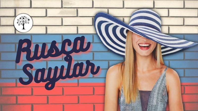 Çizgili şapka takmış bir kadın, mavi ve pembe boyalı tuğla duvarın önünde duruyor. Şapka siyah beyazdır ve kenarında karmaşık bir nokta ve çizgi deseni vardır. Kadın kameraya doğru bakıyor ve ağzı hafifçe açık. Boynu görünüyor ve teni kahverenginin orta tonunda. Güneş ışığı yüzünü ve şapkayı aydınlatarak sıcak, ışıltılı bir ton veriyor. Arka plan beyaz bir daire ile doldurulmuş ve ortasında noktalar ve çizgiler bulunan siyah bir ağaç görüntüye kontrast katıyor.