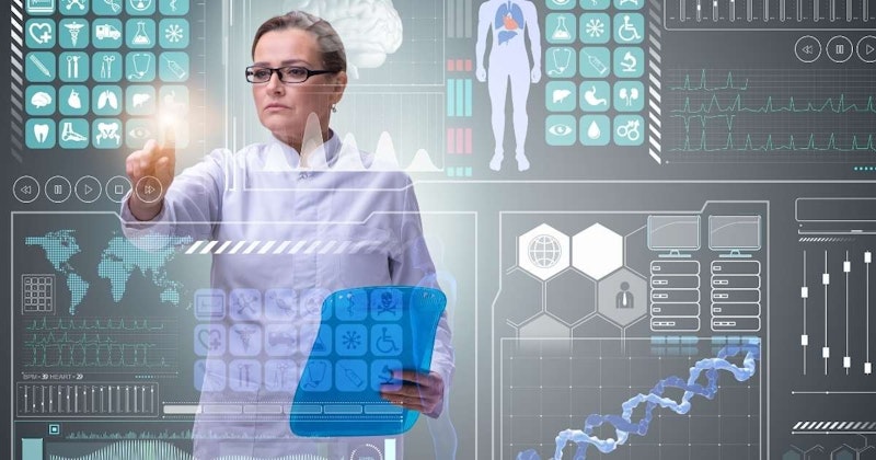 Beyaz önlüklü bir kadın şeffaf bir ekranın önünde durmakta ve elinde mavi bir pano tutmaktadır. Sağ eliyle ekrana dokunmakta, sol eliyle de panoyu tutmaktadır. Yüzü görünmüyor, ancak beyaz silueti koyu arka planda net bir şekilde görülebiliyor. Çerçevenin sağ tarafında, ortasında bir küre bulunan beyaz ve gri bir altıgen var. Çerçevenin alt kısmında, bir ızgara ve bir grafiğin ekran görüntüsü ile bir DNA zinciri var.