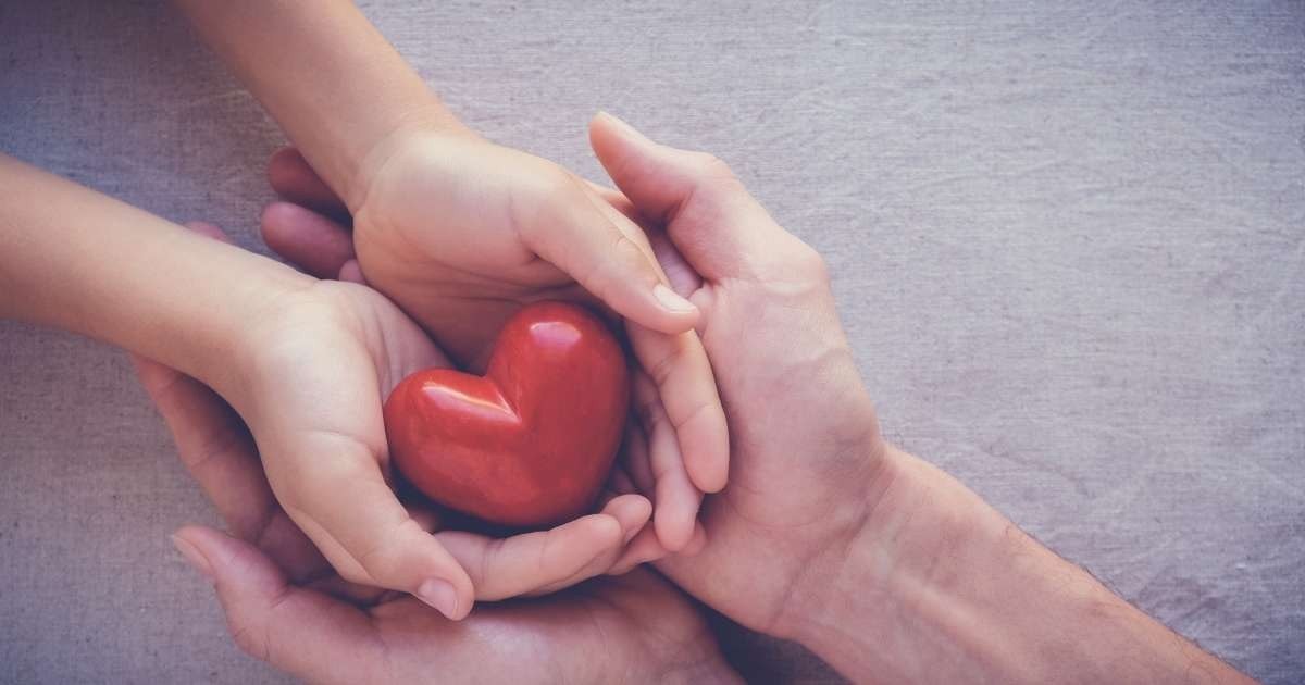 Genç bir çocuk ve küçük bir çocuk ellerinde kırmızı bir kalp tutarak birlikte duruyorlar. Kalp büyük ve pürüzsüz, parlak bir yüzeye sahip. Çocuk beyaz bir gömlek giyiyor ve yüzünde parlak, mutlu bir ifade var. Diğer çocuk ise sarı ve mavi çizgili bir gömlek giyiyor ve yüzünde muzip bir gülümseme var. Her ikisi de önlerindeki kalbi tutuyor ve bu kalp arkadaşlıklarının bir sembolü gibi görünüyor. Resmin arka planı sarı ve mavi tonları içeren açık gridir. Resmin renkleri çok parlak ve neşeli, olumlu bir atmosfer yaratıyor.
