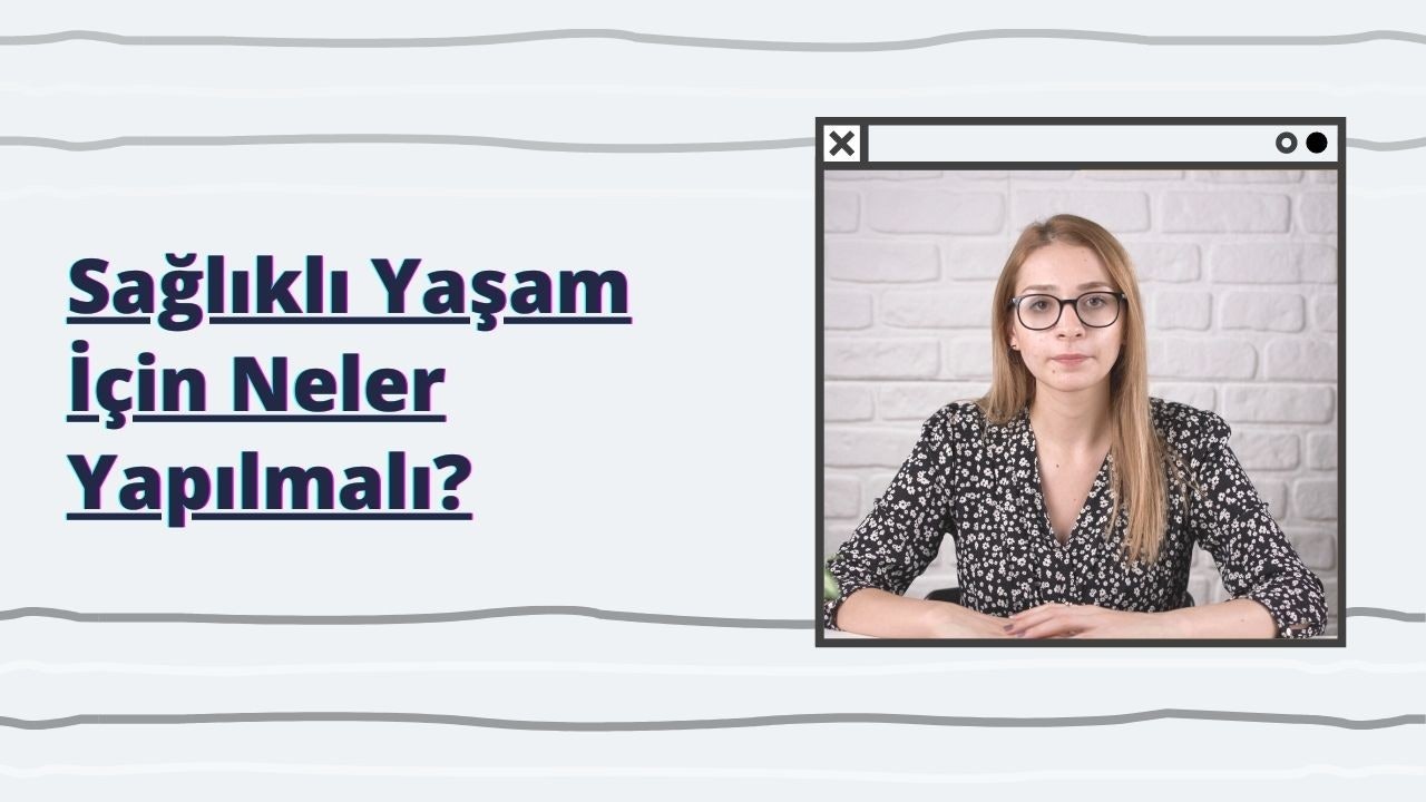 Siyah beyaz gömlek giyen bir kadın çerçevenin ortasında duruyor. Koyu renk saçları var ve siyah çerçeveli bir gözlük takıyor. Doğrudan kameraya bakmaktadır. Arkasında beyaz bir arka plan var ve görüntünün sol tarafında siyah bir Y harfi görülebiliyor. Ayrıca görüntünün sağ alt tarafında siyah ve mavi bir logo, sol üst tarafında ise siyah ve mavi bir grafik yer alıyor. Tüm bu unsurlar fotoğrafın genel kompozisyonuna katkıda bulunuyor.