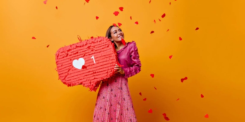 Genç bir kadın renkli bir pinatanın önünde duruyor, kollarını açmış ve iki eliyle tutuyor. Üzerinde mavi desenli beyaz bir tişört, beyaz bir şort ve sarı sandaletler var. Yüzü neşe ve heyecanla doludur, pinataya beklentiyle bakmaktadır. Uzun kahverengi saçları başının tepesinde dağınık bir topuzla bağlanmış. Pinata flamalar, kağıt çiçekler ve kurdelelerin yanı sıra renkli şekiller ve desenlerle süslenmiştir. Yanındaki zeminde, pinata kırıldığında serbest bırakılmaya hazır birkaç renkli şeker parçası var.