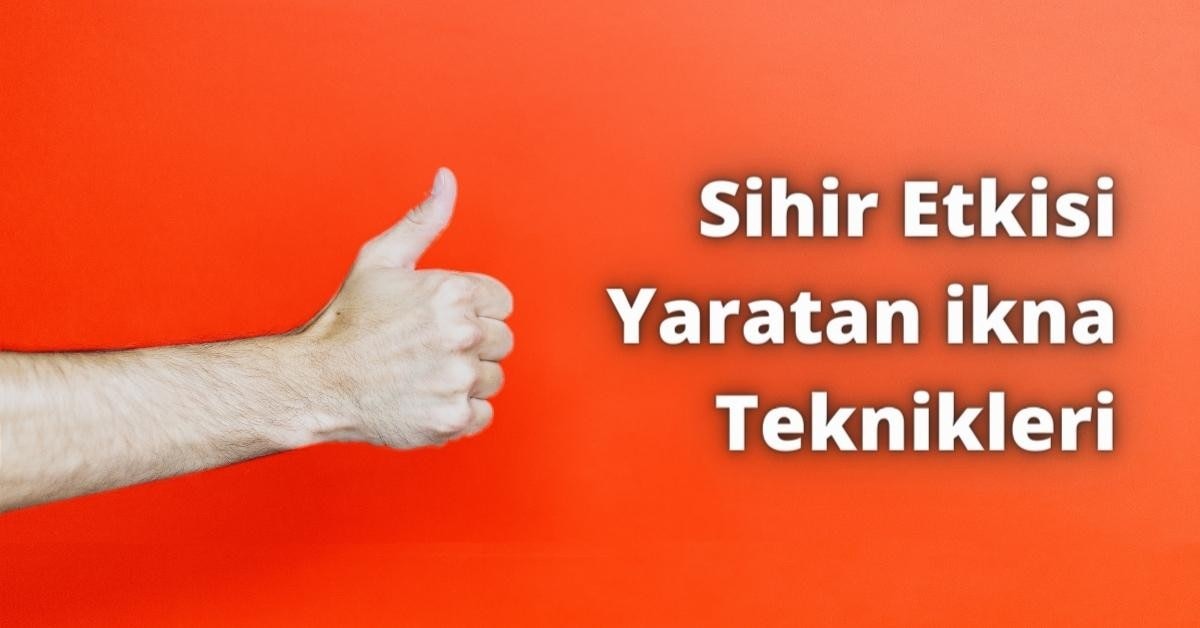 Resmin ön planında başparmak yukarı hareketi yapan bir el görülüyor. El beyazdır ve başparmak hafifçe dışa dönüktür. Görüntünün arka planı odak dışı ve hafif bulanık. El, görüntünün sol üst köşesindeki bir logo ve sağ üst köşedeki bazı metinlerle çerçevelenmiştir. Metin beyazdır ve ne yazdığını anlamak zordur. El ve başparmak görüntünün ana odağıdır ve jest açıktır. Jest onaylama ve olumluluk içeriyor.