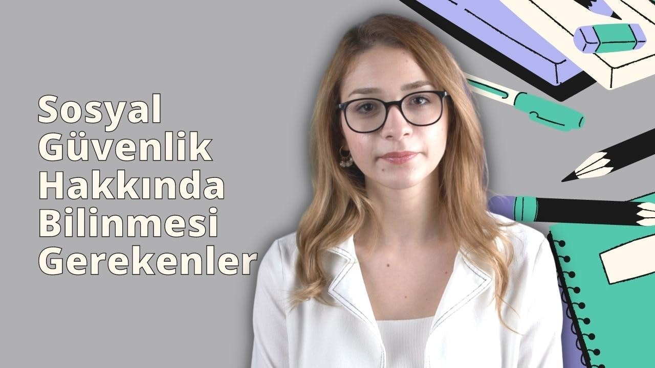 Gözlüklü ve beyaz gömlekli bir kadının yakın çekimi. Gözleri kapalı ve yüzünde bir gülümseme var. Saçları koyu renk ve teni soluktur. Gözlükleri yuvarlaktır ve camları renklidir. Kolları dirseklerine kadar kıvrılmış beyaz yakalı bir gömlek giyiyor. Görüntüde elleri önünde birbirine kenetlenmiş olarak görülüyor. Arka planda, yeşil kenarlıklı siyah dikdörtgen bir nesne ve yanında bir kürek bulunan bir bilgisayar ekranı var. Kadının solunda da bir grup beyaz yazı var.