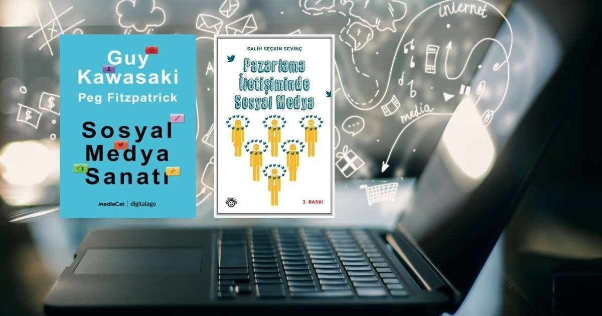 Resmin ortasında bir dizüstü bilgisayar ve üzerinde mavi bir kitap görülmektedir. Kitabın siyah bir kapağı var ve üzerinde beyaz bir metin basılı. Dizüstü bilgisayarın solunda, her birinin kafasında bir kuş olan bir grup insan görülüyor. Dizüstü bilgisayarın sağında, tepesinde bir fiyonk bulunan beyaz bir hediye kutusu vardır. Kutunun yanında çiçek şeklinde beyaz bir ışık var. Ön planda, üzerinde birden fazla tuş bulunan bir klavyenin ve simgeler içeren bir bilgisayar ekranının yakın çekimi yer almaktadır. Arka planda, sayfasına ayrıntılı bir resim basılmış bir kitabın yakın çekimi yer alıyor.