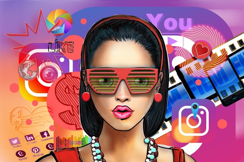 Genç bir kadın bir çift güneş gözlüğü takmış, boynuna birkaç kolye dolamış. Yüzünde kararlı bir ifadeyle önüne bakıyor. Güneş gözlükleri koyu kırmızı renkte ve yeşil camlı. Güneş gözlüklerinin altında, üzerinde renkli bir kamera logosu bulunan kırmızı bir saç bandı var. Yüzünün sağ tarafında mor zemin üzerine pembe bir daire var. Yüzünün sol tarafında dudaklarının yakın çekimi var. Arka planda bir cep telefonu var ve gözleri beklentiyle geleceğe bakıyor. Kendinden emin ve şık bir görünüm sergilerken, kolyeleri şık bir dokunuş katıyor. Kendinden emin ve dünyayı ele geçirmeye hazır.