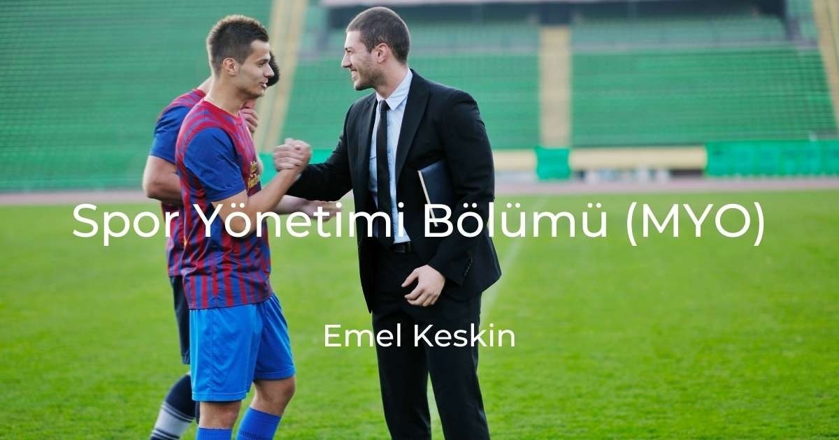 Bir grup erkek bir futbol sahasında toplanmış, ortadaki iki kişi el sıkışmaktadır. Grubun ortasında takım elbiseli bir adam göze çarpıyor, mavi ve kırmızı bir gömlek giymiş ve başka bir adamla el sıkışıyor. Diğer grup üyeleri spor üniformaları giymiş, bir kişi de mavi şort giymiş. Arka planda tezahürat yapan ve olayı kutlayan kalabalık görülüyor. Görüntü, herkesin kutlama yaptığı ve anı paylaştığı grubun yoldaşlığını ve neşesini yakalıyor.