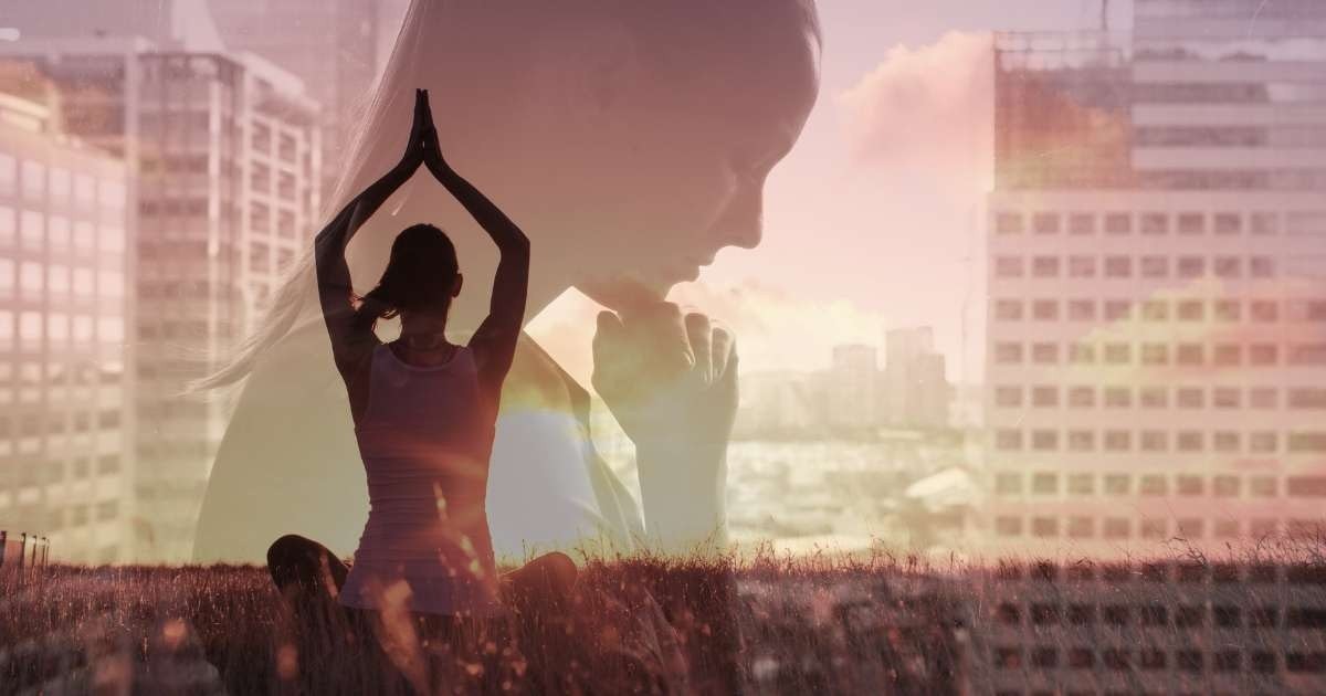 Bir kadın pencerenin önünde meditasyon yapıyor, gözleri konsantrasyon içinde kapalı. Yoga pozunda oturuyor, bacak bacak üstüne atmış ve ellerini dizlerinin üzerine koymuş. Pencereden giren güneş ışığı onun huzurlu duruşunu aydınlatıyor. Uzun saçları sırtından aşağı nazikçe dökülüyor. Yüzü arka planda hafifçe bulanıklaşmış, ancak yine de açık teni ve narin yüz hatları gibi özellikleri seçilebiliyor. Uzakta, hafifçe odak dışında kalan bir bina ve ondan uzaklaşan biri görülüyor. Kadın tamamen çalışmasına odaklanmış, hareketli bir dünyada bir anlık durgunluk.