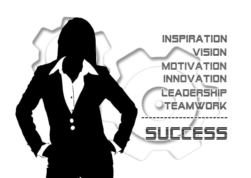 Bu resimde elleri kalçalarında bir kadın silueti görülmektedir. Beyaz renkli bir takım elbise giymektedir. Vücudu öne bakıyor ve dik bir duruş sergiliyor. Kolları hafifçe bükülmüş ve elleri sıkıca kalçalarının üzerine yerleştirilmiş. Siluet nedeniyle yüz hatları görünmüyor, ancak genel duruşu kendinden emin ve güçlü. Saçları düzgün bir topuzla geriye toplanmış ve vücudu ince görünüyor. Arka plan boş ve kadın görüntüdeki tek nesne olarak öne çıkıyor. Kadının duruşu kontrolün kendisinde olduğunu gösterdiğinden, görüntüde bir güçlenme ve kuvvet hissi var.