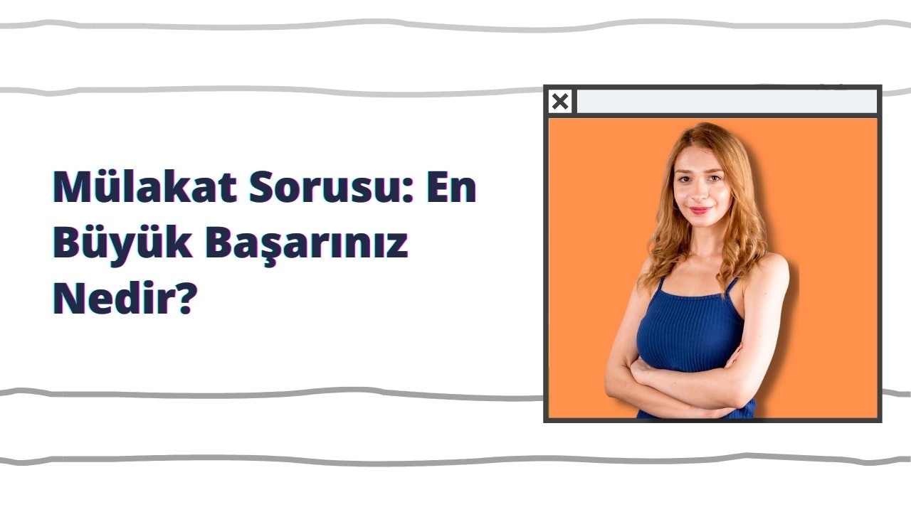 Mavi elbise giymiş bir kadın kollarını kavuşturmuş, kameraya gülümsüyor. Sırtından aşağı dökülen uzun, siyah saçları var. Görüntü kadının göğsünün yakın çekimidir ve arka planda uzun bir çizginin gölgesi vardır. Sol alt köşede mavi metin içeren beyaz bir dikdörtgenle bir logo görülüyor. Kadının yüzünde memnun bir ifade var ve gözleri yana bakıyor. Elbisesi ince bir desene ve v yakaya sahip.