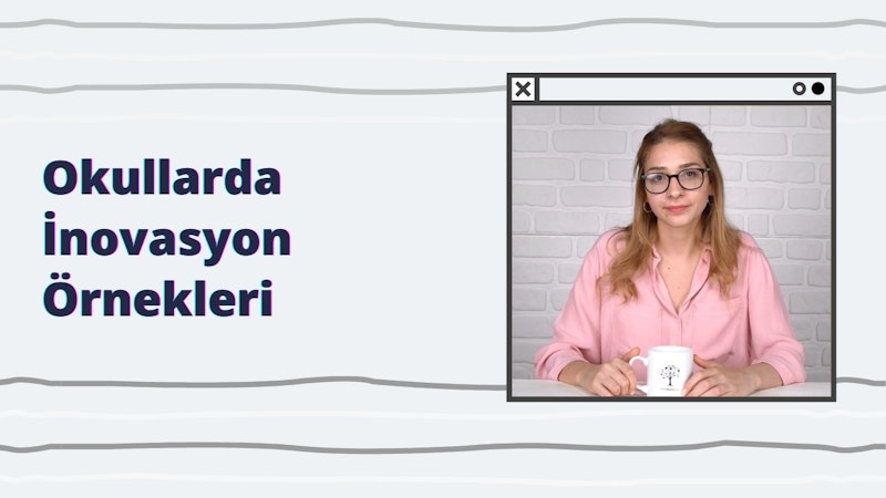 Bir kadın elleriyle beyaz bir kupa tutuyor. Gözlük ve önünde siyah bir harf olan pembe bir gömlek giymektedir. Harf siyah ve beyaz kontrastlı bir O harfi. Gülümsüyor ve gözlüklerinin ardından gözleri görünüyor. Ağzı hafifçe açık ve elleri kupayı sıkıca tutuyor. Kupa kameraya dönüktür ve kadının rahat bir duruşu vardır. Arka planda beyaz bir duvar görülüyor. Işık doğaldır ve görüntü nettir.